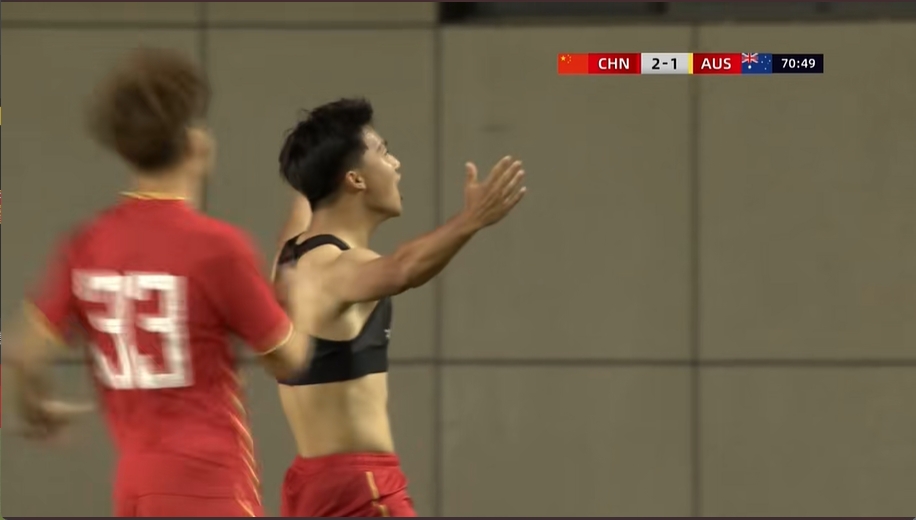 脫衣慶祝！梁仕宇頭球接力破門，國少3-1領(lǐng)先澳大利亞U16