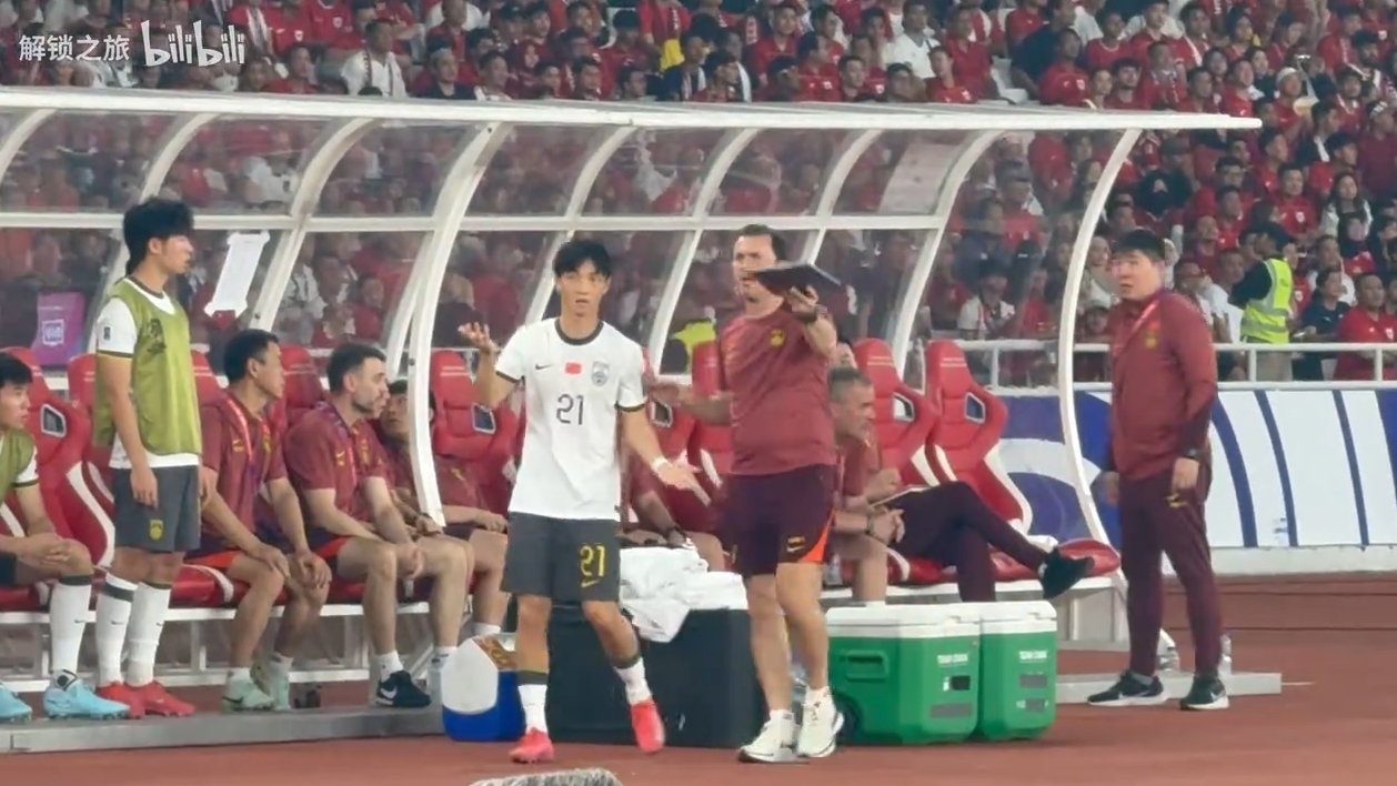 媒體人：國足換人“認(rèn)錯人”是溝通失誤，后面是受傷改變換人策略