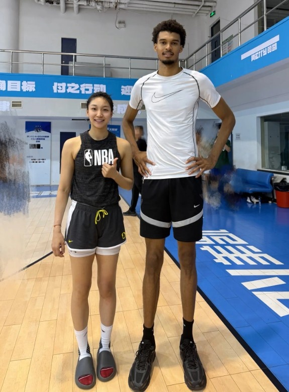??當(dāng)時(shí)的秀發(fā)依然濃密！北京女籃球員齊鈺曬與文班亞馬的合照