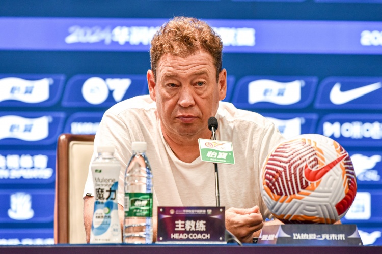 東體：申花隊內(nèi)傷病及國腳的身體疲勞，讓斯盧茨基“頭疼”