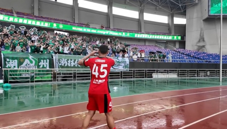 浙江2-2上海海港，萊昂納多被換下時(shí)前往場邊向老東家球迷謝場