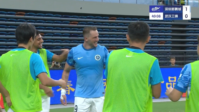 新鵬城1-0領先三鎮(zhèn)！姜至鵬搶斷+過人+直塞一氣呵成，列昂索破門