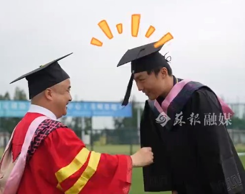 蘇州大學(xué)副校長前往訓(xùn)練基地，為蘇州隊守門員紀(jì)振勇?lián)芩? 
                                         class=