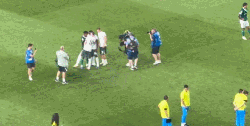 即將登陸斯坦福橋！賽后帕爾默、德拉普等人與埃斯特旺聊天安慰