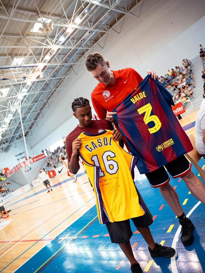 ??巴爾德&加索爾互換球衣，巴薩官推曬照配文：英雄惜英雄