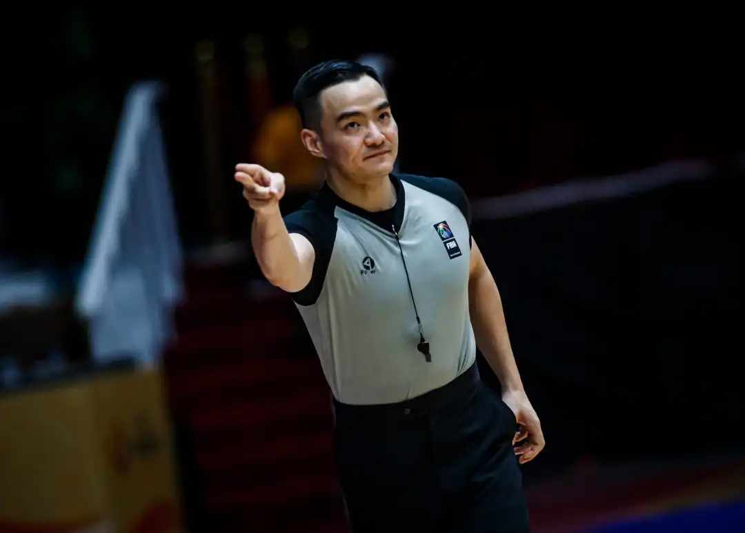 中國(guó)元素+1??上賽季CBA十佳裁判之一的孫健吹罰開(kāi)拓者vs灰熊