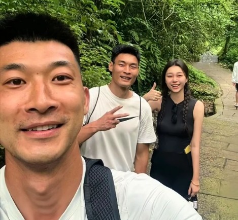 清涼一夏！劉殿座與韓鵬飛夫婦一同出游：大飛水耍耍