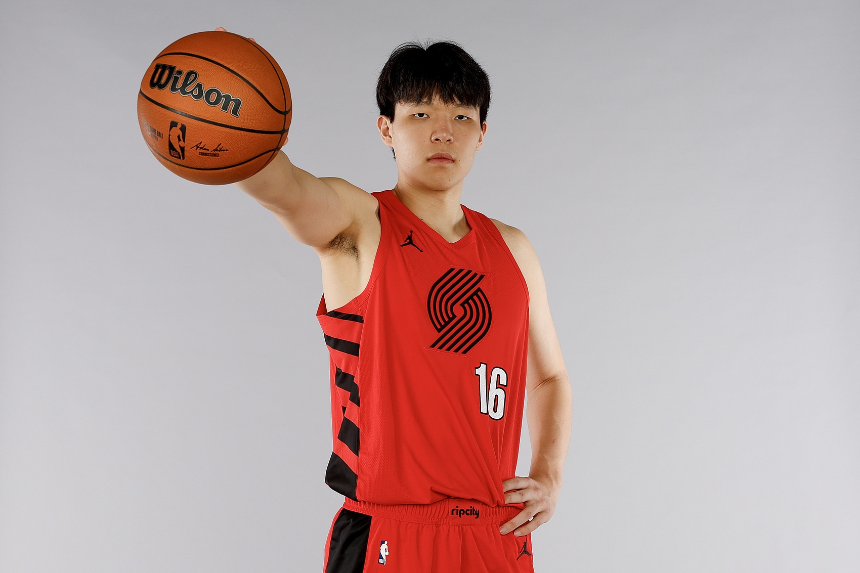 ??來(lái)認(rèn)認(rèn)人！開(kāi)拓者17人大名單敲定：霍勒迪利拉德楊瀚森領(lǐng)銜！