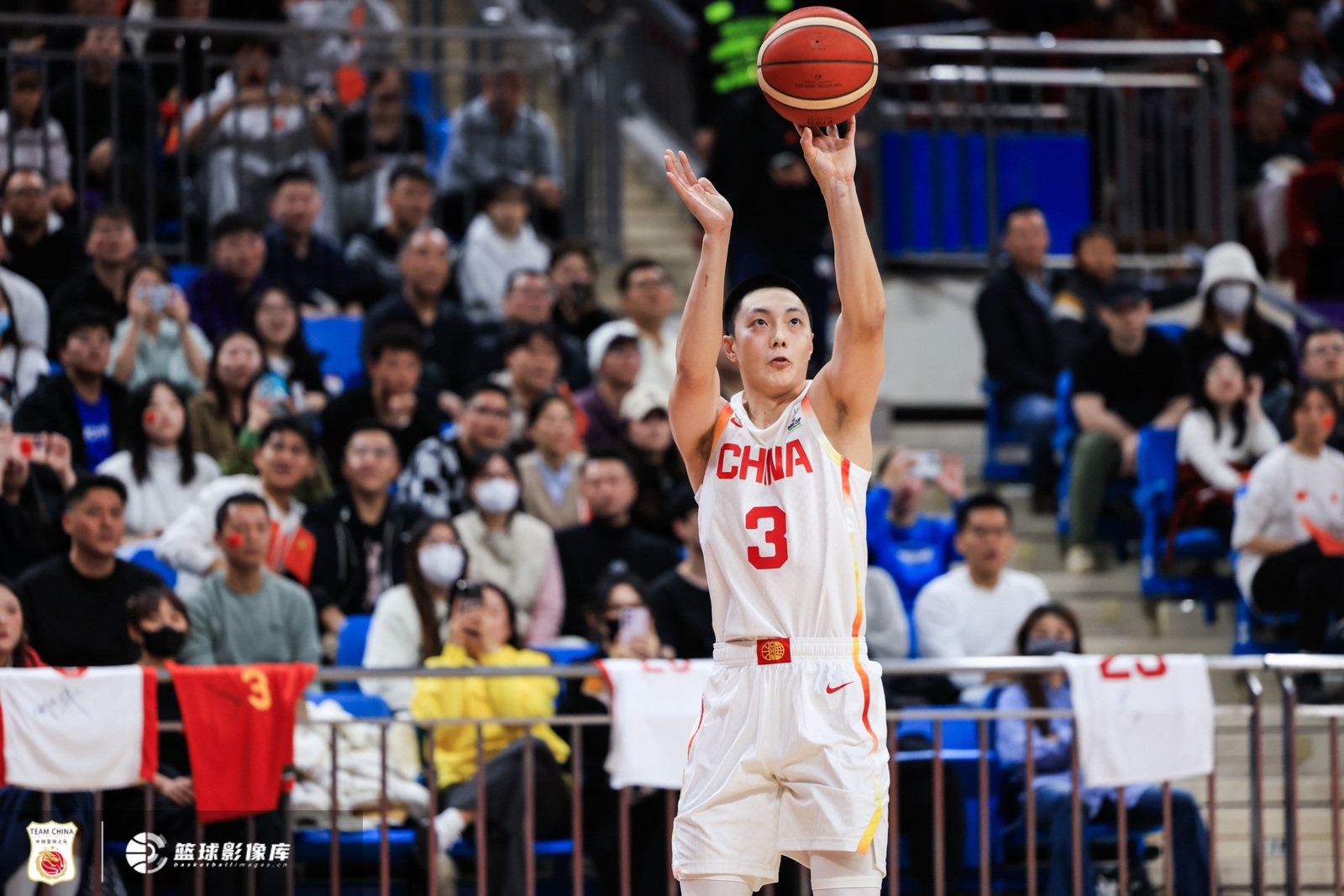 手風(fēng)挺順！胡明軒首節(jié)6中3得8分1板1助 命中兩記三分
