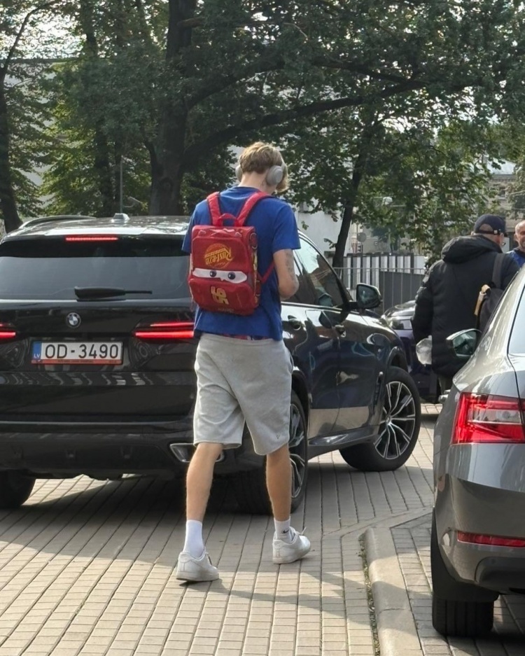 背上我心愛的小書包！賽前穆里寧背著一個卡通小書包前往球館