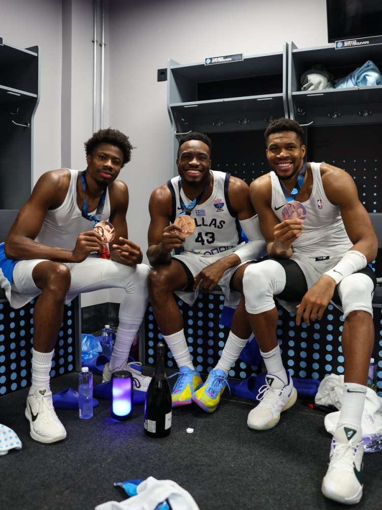 字母曬三兄弟戴獎(jiǎng)牌合照！大加祝賀：為國(guó)爭(zhēng)光 恭喜你的家人