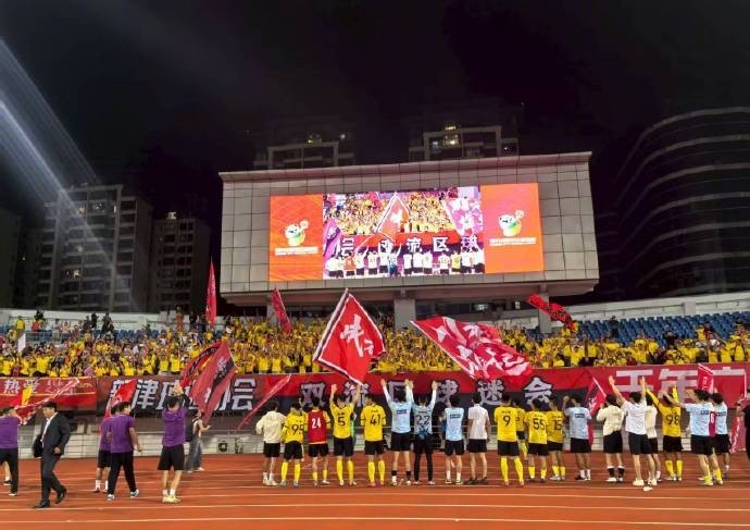 川超揭幕戰(zhàn)，成都隊(duì)6-0大勝遂寧隊(duì)，21000余名球迷現(xiàn)場(chǎng)觀戰(zhàn)