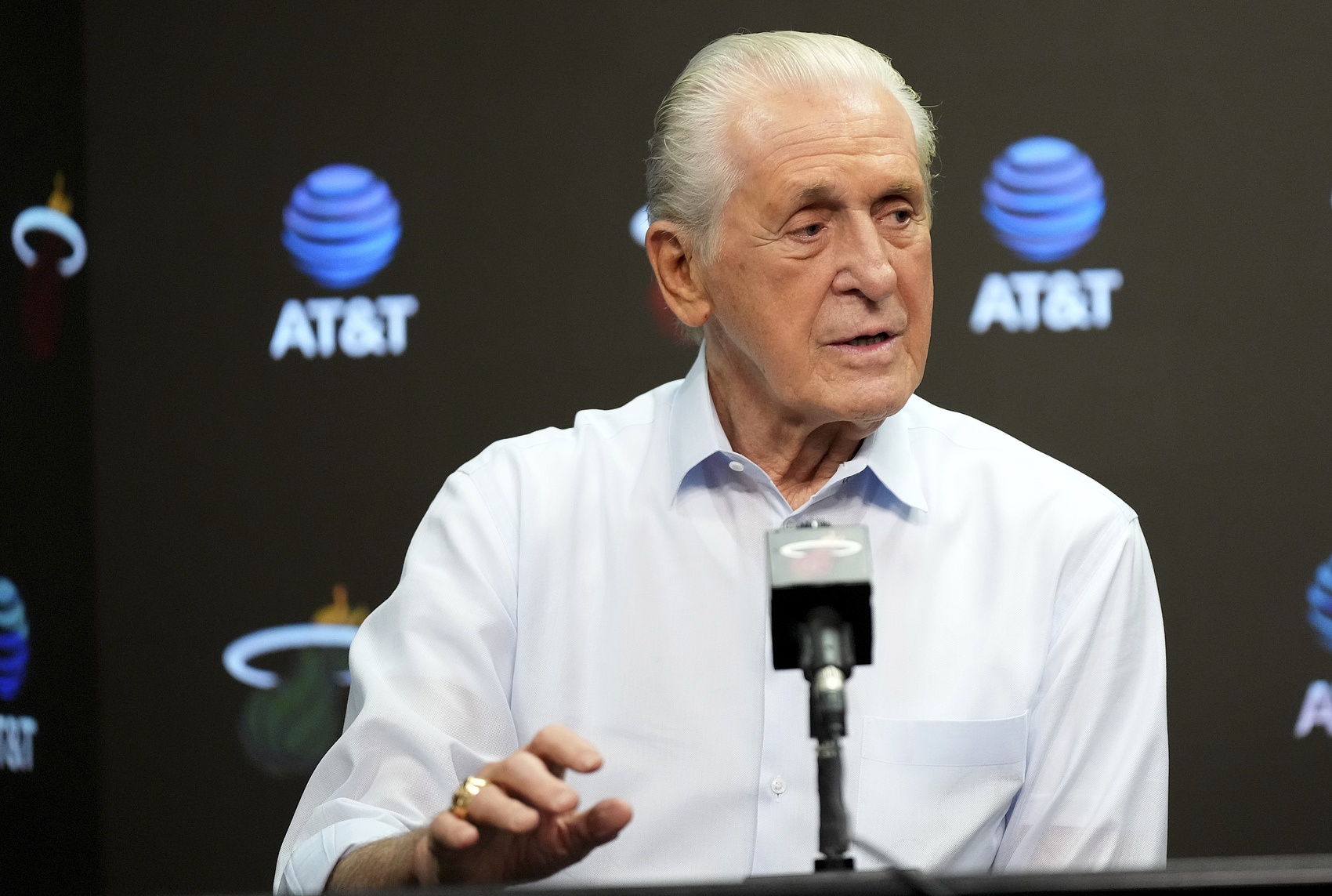 維金斯去湖人？NBA高管：萊利會(huì)幫詹姆斯？他還在生氣呢