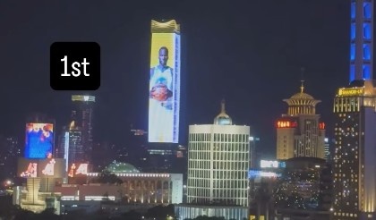 亮相中國上海外灘巨幕！追夢：媽媽我做到了 永懷感恩！
