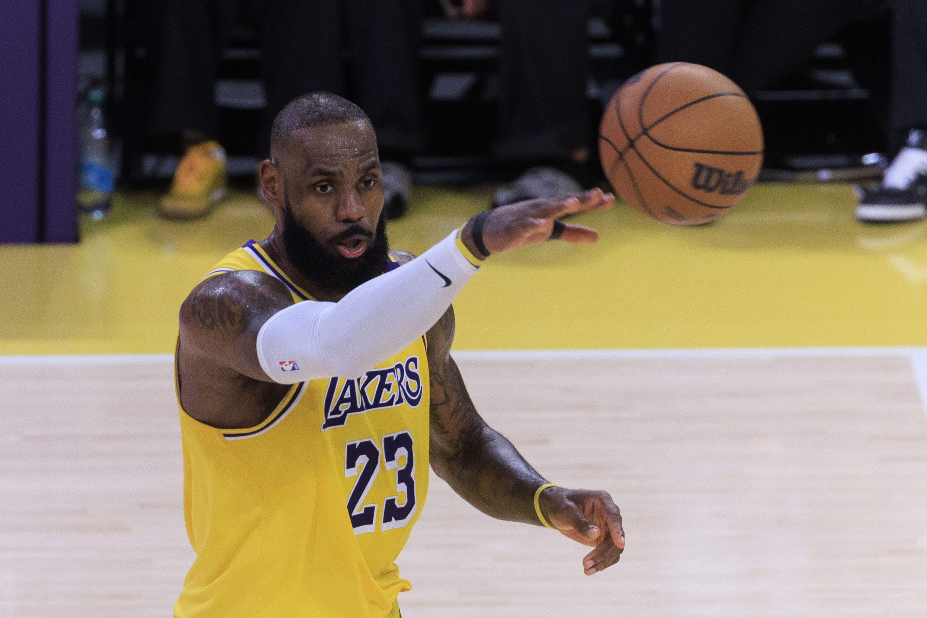 ESPN預(yù)測詹姆斯26-27賽季在哪支隊：湖人7票 退役5票 重返騎士4票