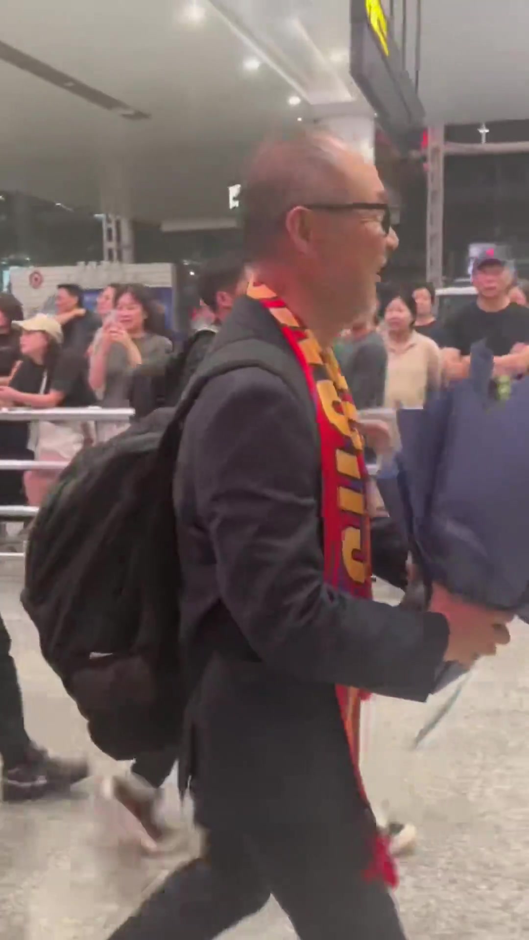 將接手重慶銅梁龍！重慶廣電曬視頻：張外龍已抵達(dá)江北國(guó)際機(jī)場(chǎng)