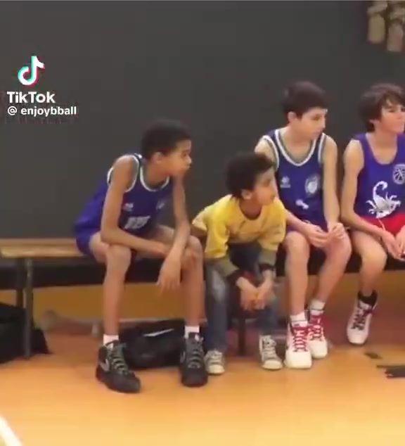 ??很喜歡生氣砸球啊！小時候的文班亞馬是怎么打球的？
