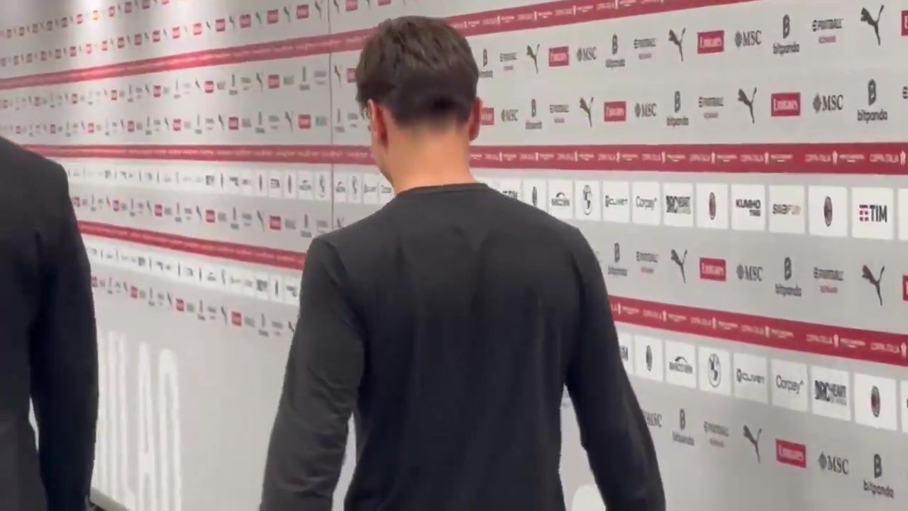 米蘭傷員亞沙里在圣西羅露面，回應(yīng)記者提問：挺好的，好多了