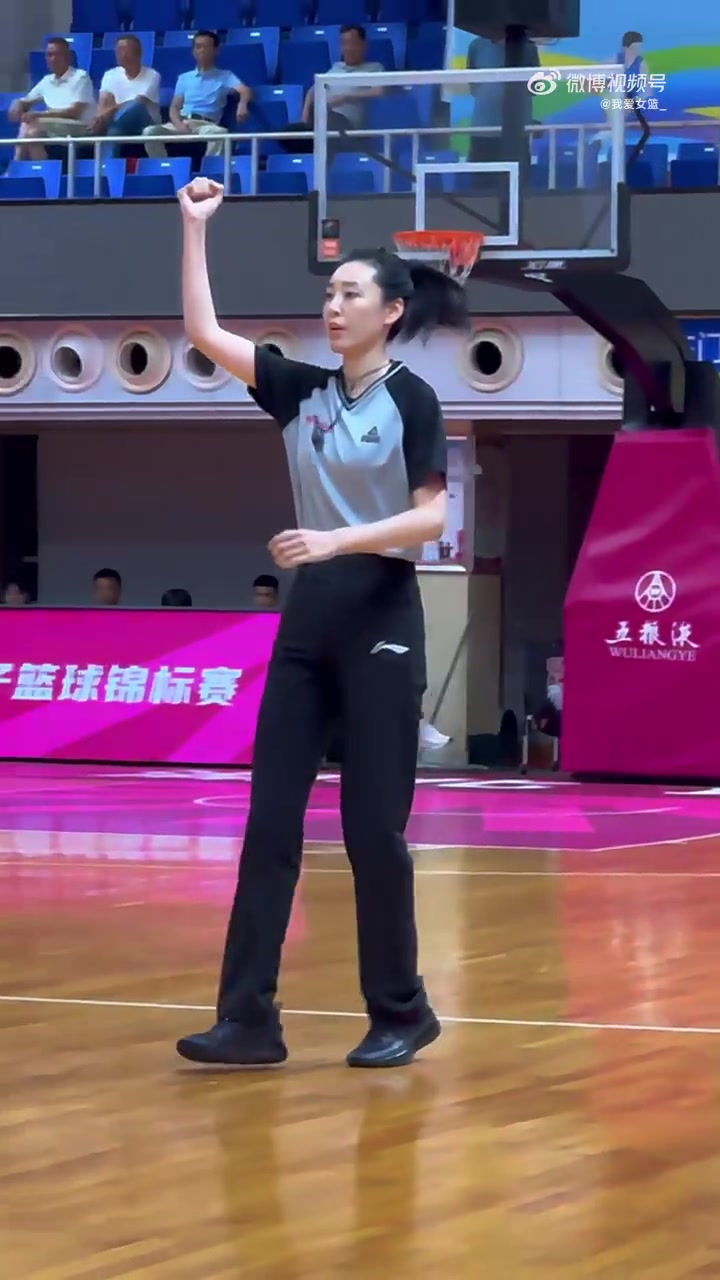 又美又颯！全國(guó)女籃錦標(biāo)賽的女裁判王陽成賽場(chǎng)上另一道靚麗的風(fēng)景