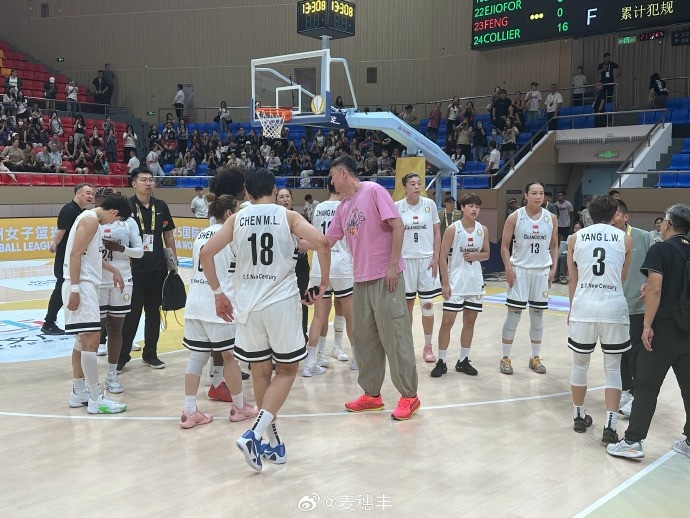 殺進(jìn)FIBA亞洲女籃聯(lián)賽決賽！杜鋒賽后跟廣東女籃全隊(duì)致意
