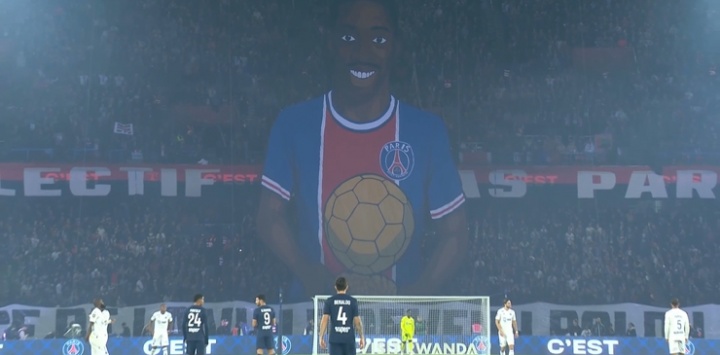 球迷展示巨型TIFO，慶祝登貝萊喜提金球獎和恩里克獲頒克魯伊夫獎