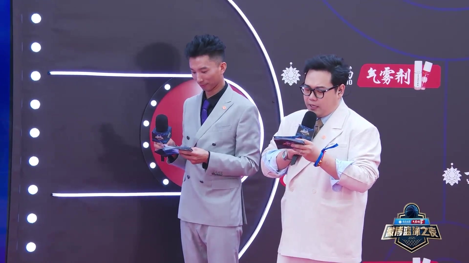 前男籃隊長！周鵬攜妻子亮相微博籃球之夜 這是什么神仙顏值啊