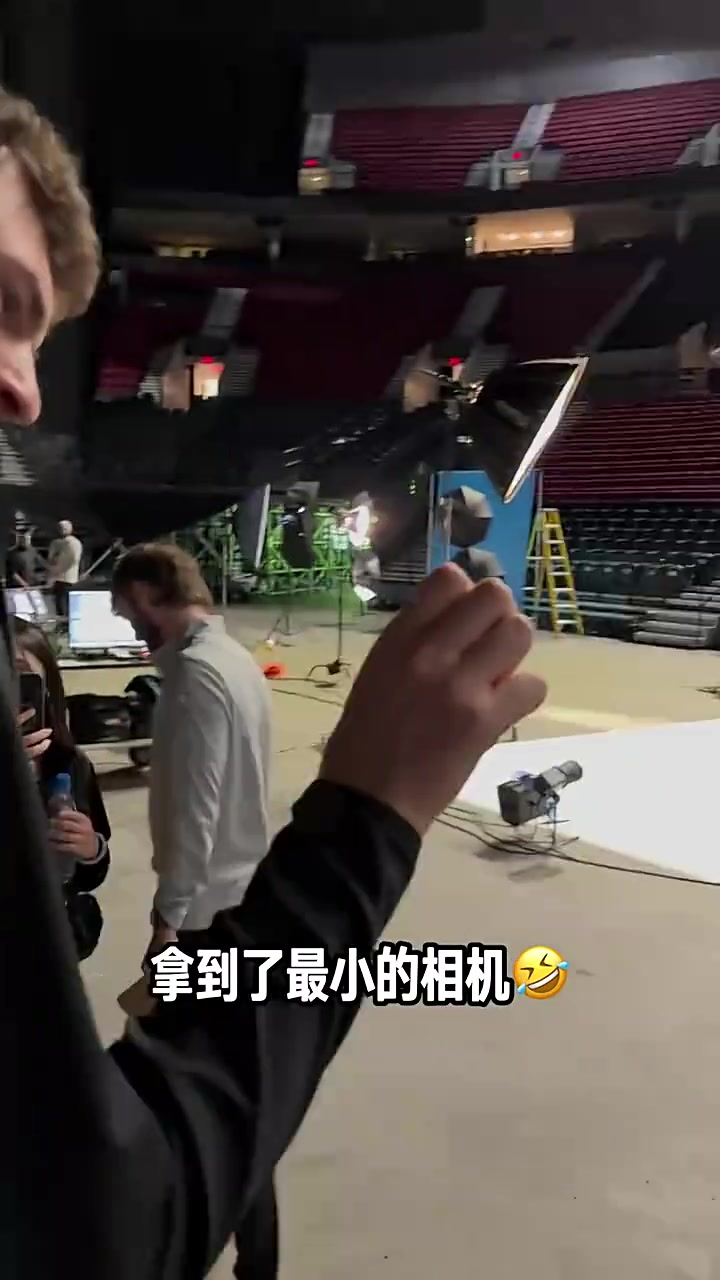 哈哈！新賽季媒體日克林根和楊瀚森拿著微型相機(jī)互拍