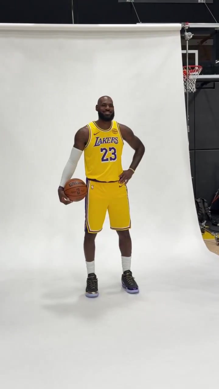 NBA官推曬詹姆斯拍攝定妝照：LBJ參加史無(wú)前例的第23個(gè)媒體日！