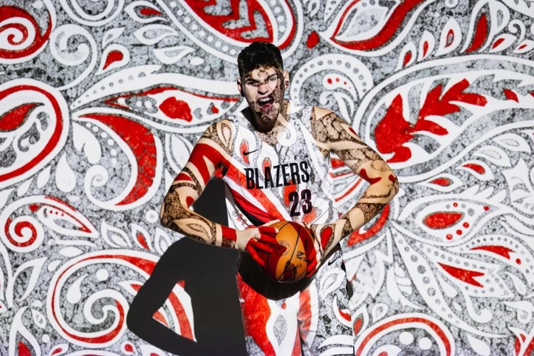 開拓者首發(fā)中鋒？克林根社媒曬顏色絢爛的定妝照：NBA第二年